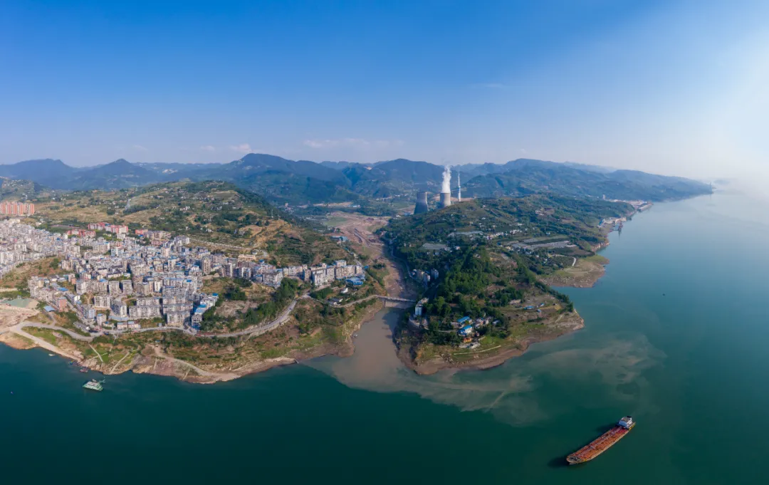 通江達(dá)海！徐工挖機(jī)助力萬(wàn)州現(xiàn)代物流樞紐港建設(shè)